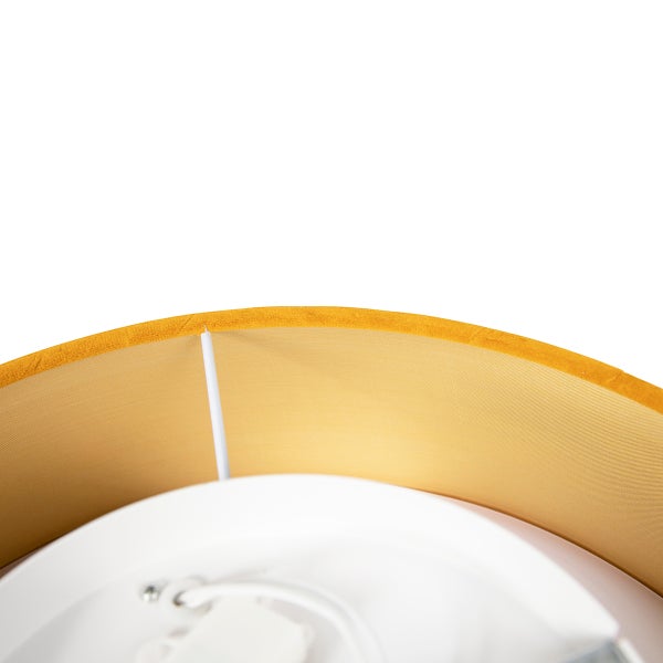 Detailansicht einer Deckenleuchte mit gelbem Textilschirm und weißer Halterung.