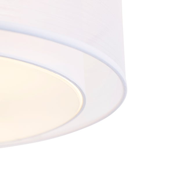 Nahaufnahme einer runden, weißen Deckenleuchte mit Textilschirm und Diffusor.