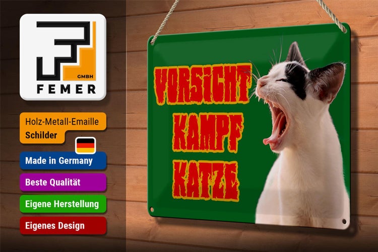 Metallschild mit dem Text 'Vorsicht Kampfkatze' und einer Abbildung einer Katze