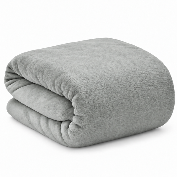 Eine weiche, gefaltete Wohndecke aus Fleece-Material.