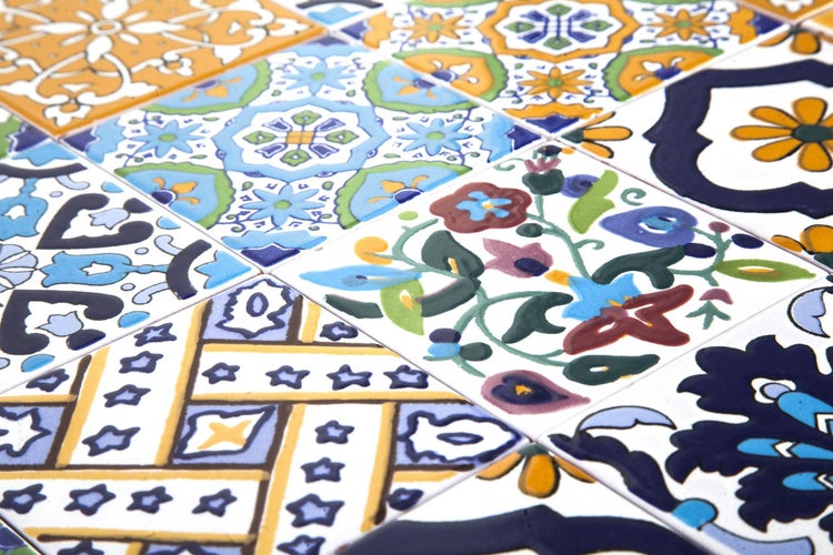 Muster aus Fliesen mit verschiedenen floralen und geometrischen Designs