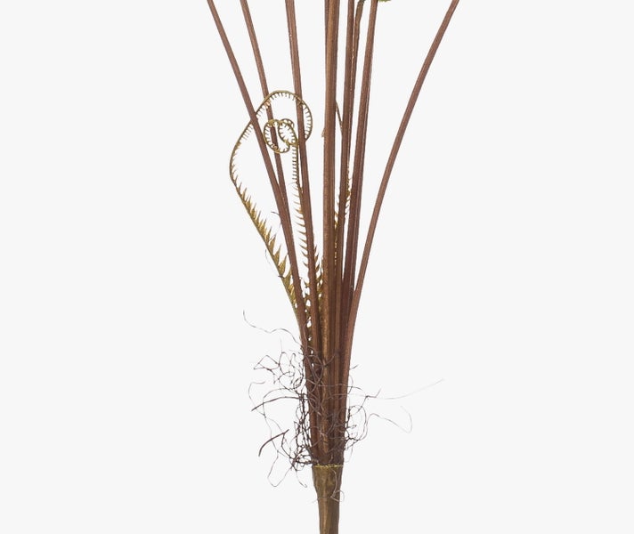 Detailansicht der braunen Stiele einer künstlichen Farnpflanze mit eingerollter Farnspitze an der Basis.