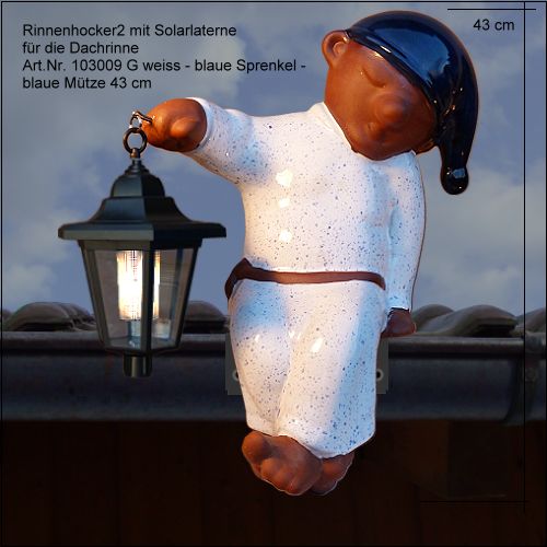 Rinnenhocker aus Keramik für die Dachrinne mit einer Solarlaterne, weiß mit blauen Sprenkeln, Höhe 43 Zentimeter.