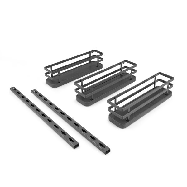 Set aus drei rechteckigen Metallkörben mit Reling und zwei Montageschienen für die Wandmontage oder Schrankmontage.