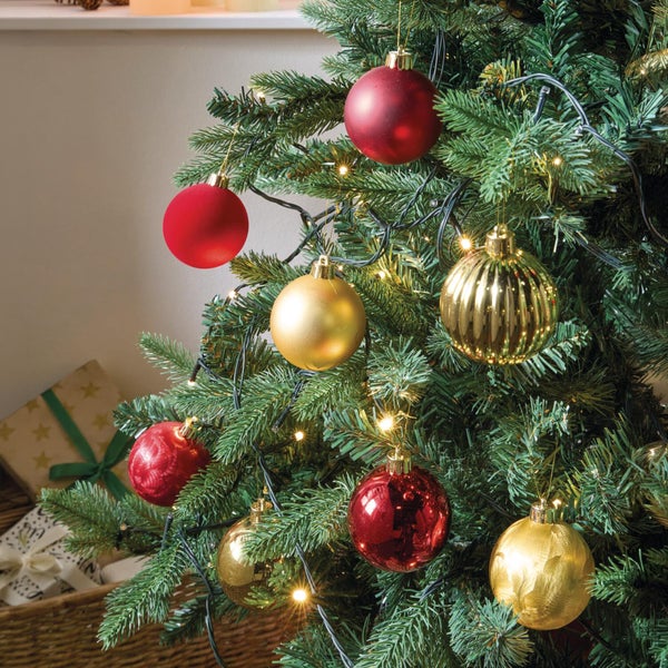 Weihnachtsbaum mit Weihnachtskugeln in verschiedenen Oberflächenstrukturen und Lichterkette