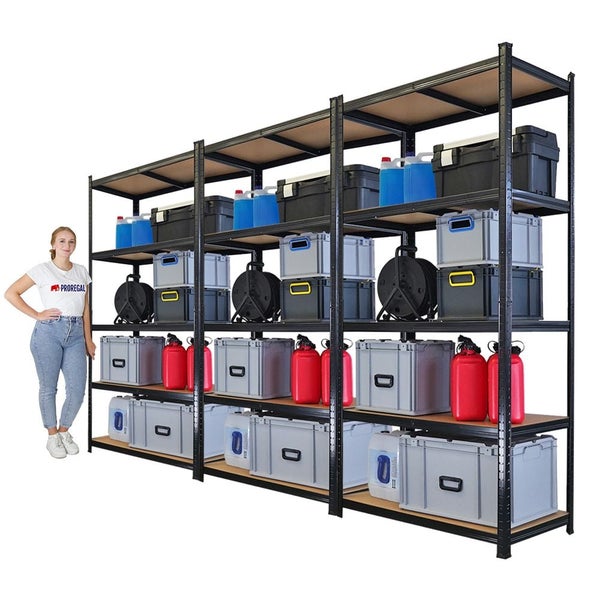 Schwarzes Lagerregal mit mehreren Ebenen gefüllt mit Lagerkisten und Kanistern neben einer stehenden Frau