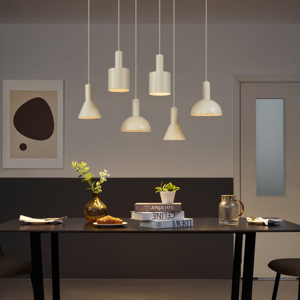 Esstisch mit sechs Pendelleuchten, Geschirr und Dekoration