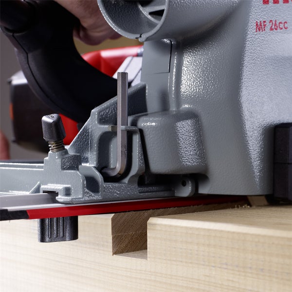 Detailansicht einer Mafell Fräsmaschine MF 26cc im Einsatz beim Fräsen einer Nut in ein Holzwerkstück.