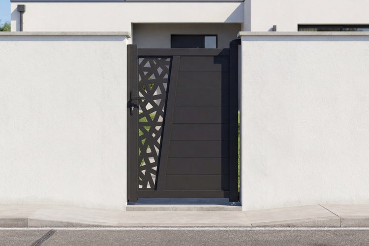 Modernes Gartentor in Anthrazit mit geometrischem Muster und horizontalen Lamellen, montiert zwischen zwei weißen Mauern.