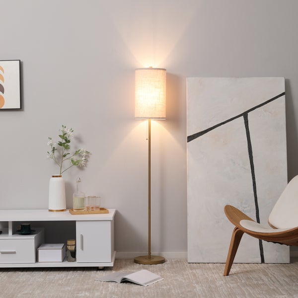 Stehlampe mit Stoffschirm in einem hellen Wohnzimmer