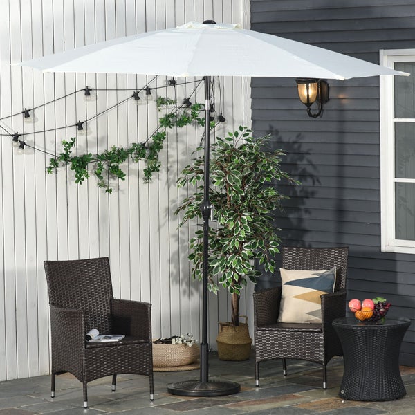Weißer Marktschirm auf einer Terrasse mit dunklen Rattansesseln, Beistelltisch und Pflanze vor einer Holzwand.