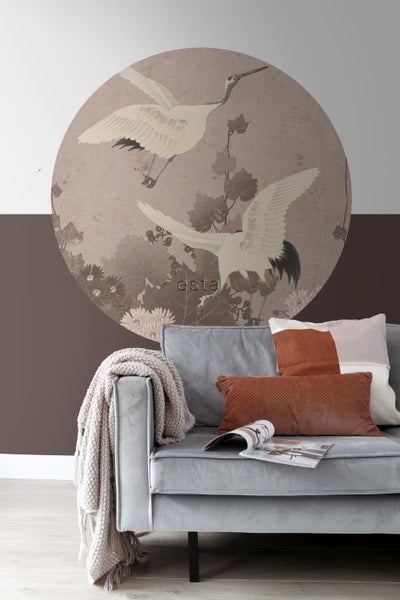 Wohnzimmer mit gemusterter Tapete und grauer Couch