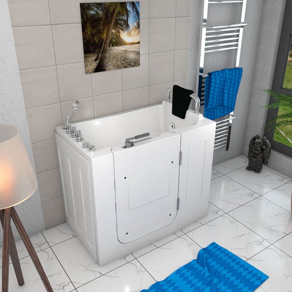 Begehbare Sitzbadewanne mit Tür, integriertem Sitz, Handbrause und Whirlpool-Düsen in einem hellen Badezimmer mit Fliesenboden.