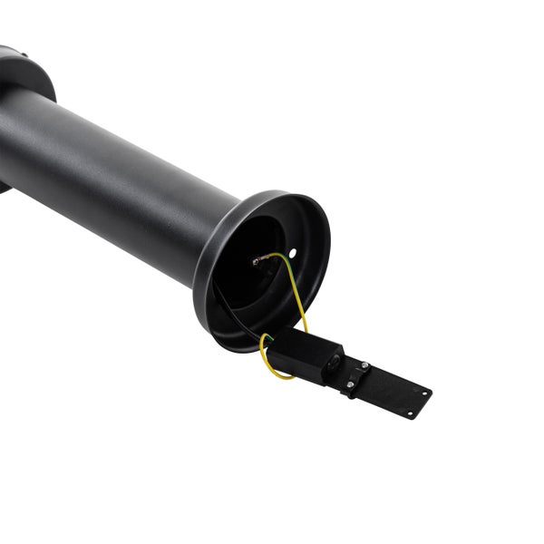 Sockel einer schwarzen Außenleuchte aus Metall mit herausgeführter Anschlussbox und Erdungskabel.