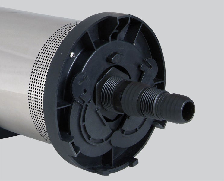 Edelstahlfilter zur Wasserreinigung auf einem schwarzen Ständer