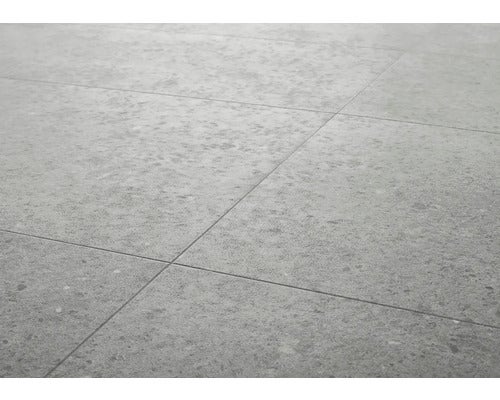 Boden mit Fliesen verlegt