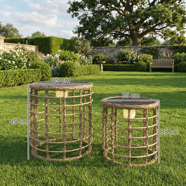 Zwei solarbetriebene LED-Außenleuchten aus Rattan-Geflecht im Garten, Maße 45 mal 45 Zentimeter und 35 mal 35 Zentimeter.