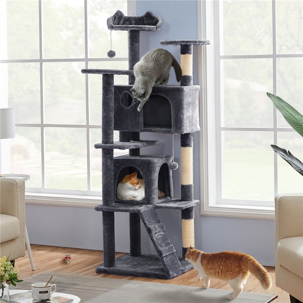 Grauer Kratzbaum mit Katzen in einem hellen Wohnzimmer