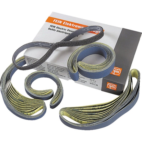 Fein Schleifbänder in verschiedenen Körnungen und ein Klettband vor einem grauen Karton