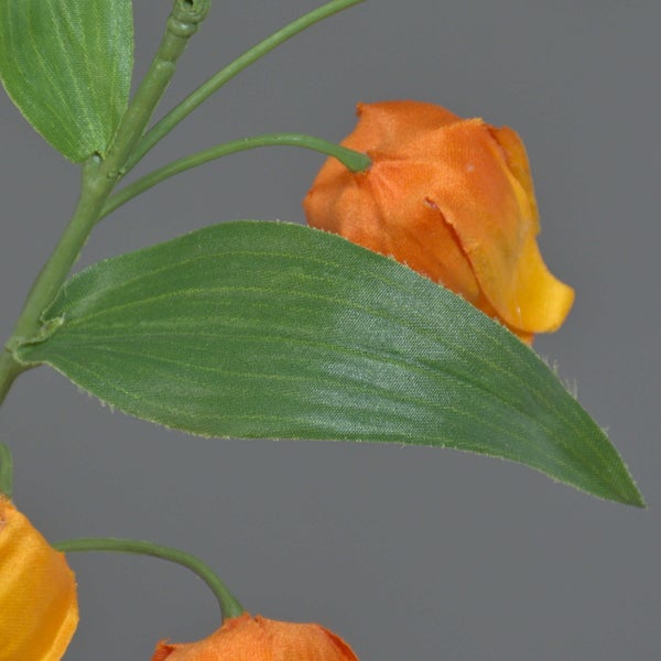 Künstliche Sandersonia mit orangen glockenförmigen Blüten und grünen Blättern an einem langen Stiel.