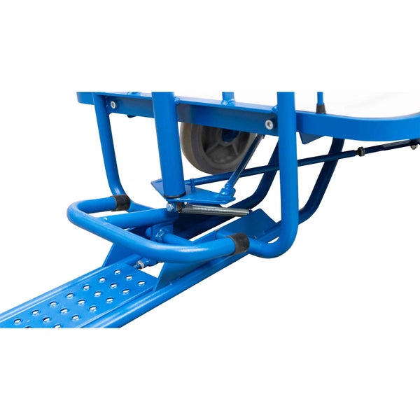 Detailansicht der Lenkmechanik und des Rahmens eines blauen Transportwagens aus Stahl.