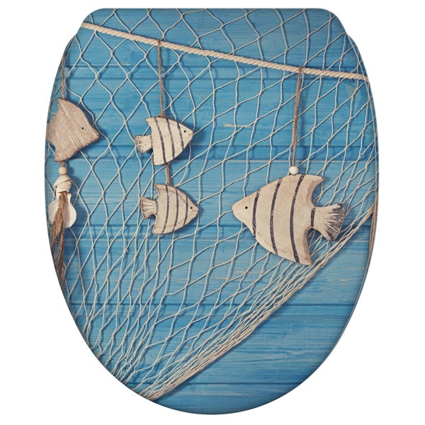 Toilettendeckel mit maritimem Motiv von Fischernetz und hängenden Holzfischen auf einer Holzoptik Oberfläche.