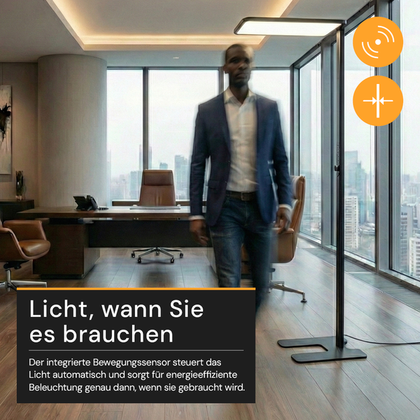 Moderne schwarze LED Stehleuchte in einem hellen Büro mit integriertem Bewegungssensor und Dimmfunktion.