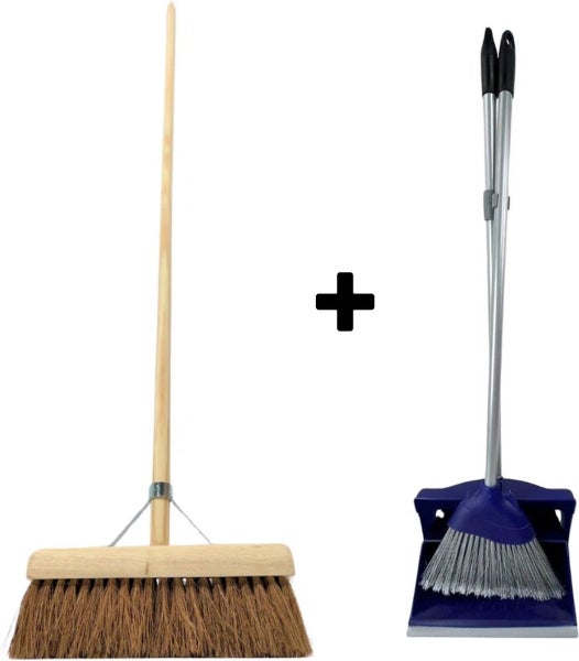 Straßenbesen mit Holzstiel und braunen Borsten sowie eine blaue Kehrgarnitur mit langem Stiel.