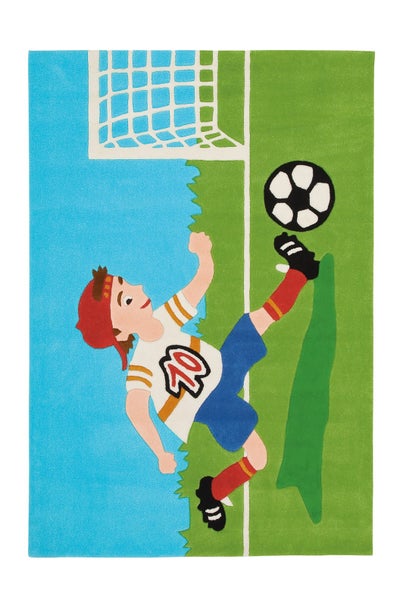 Kinderteppich mit Fußball-Motiv, ein Junge schießt einen Fußball vor einem Tor.