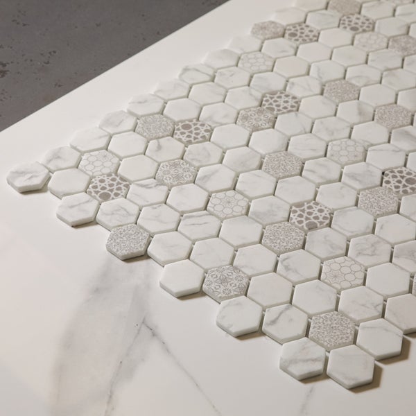 Sechseckige Fliesenmatte mit Marmor- und Musterdesign