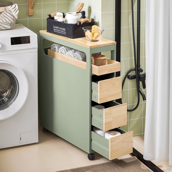 Badezimmer mit einem schmalen, rollbaren Unterschrank mit Schubladen, Ablagefächern und diversen Badutensilien