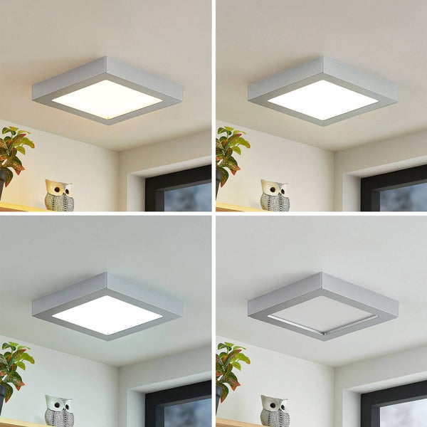Quadratische LED-Deckenleuchte mit silberfarbenem Rahmen in vier Lichtfarben von warmweiß bis tageslichtweiß, in einem hellen Raum montiert.