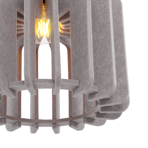 Graue Pendelleuchte aus Filz mit vertikalen Lamellen und eingeschaltetem Leuchtmittel.