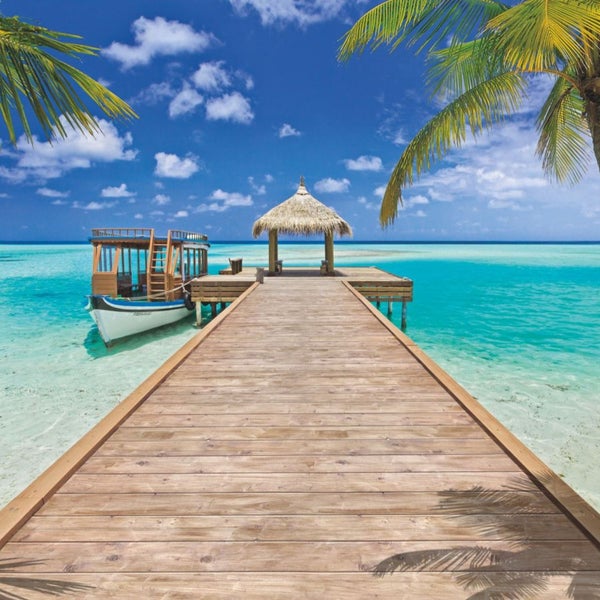 Holzpier mit kleinem Boot und Strohdachhütte im tropischen Meer