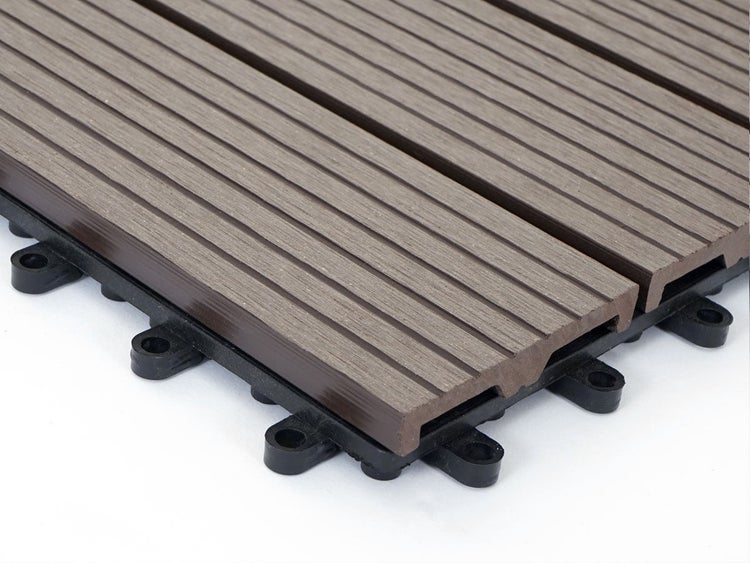 Terrassenfliese aus Holz-Kunststoff-Verbundwerkstoff mit Klicksystem und geriffelter Oberfläche.