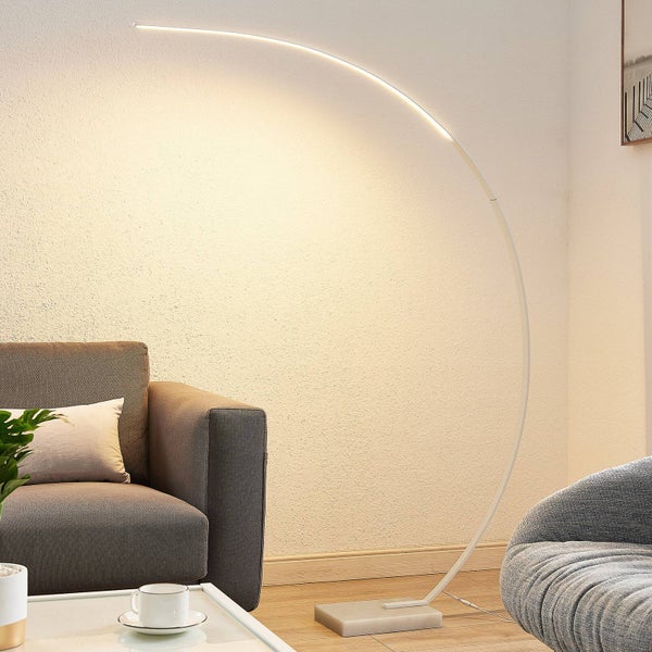Moderne, minimalistische LED-Bogenstehleuchte in einem hellen Wohnzimmer mit Polstersofa, Couchtisch und Holzboden.