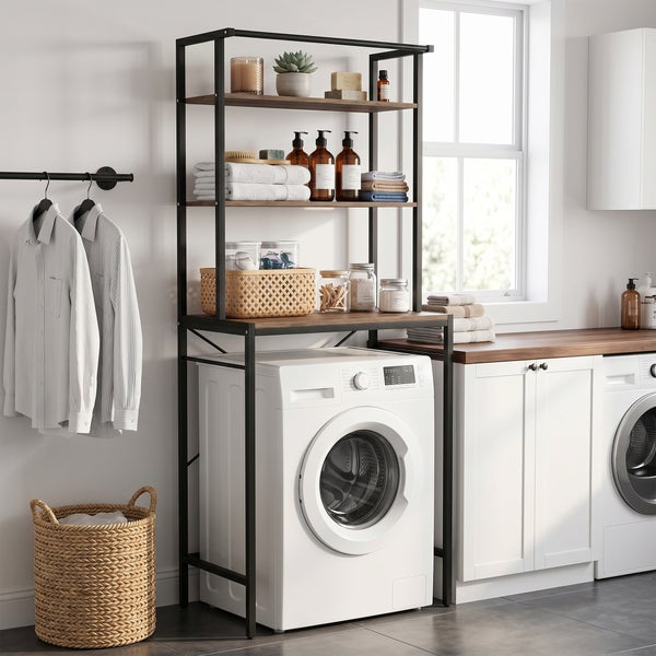 Schwarzes Metallregal für Waschmaschinen mit drei Holzböden über einer Waschmaschine in einem hellen, organisierten Hauswirtschaftsraum.