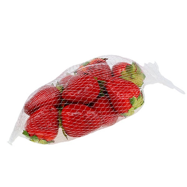 Netz mit roten Kunst-Erdbeeren zur Dekoration