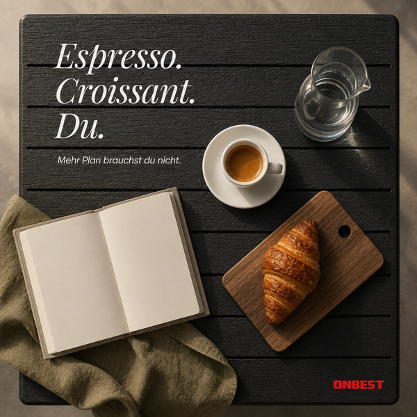 Gartentisch mit dunkler Holzstruktur, darauf Espresso, Croissant auf Holzbrett, ein Notizbuch und eine Glaskaraffe. ONBEST Logo.