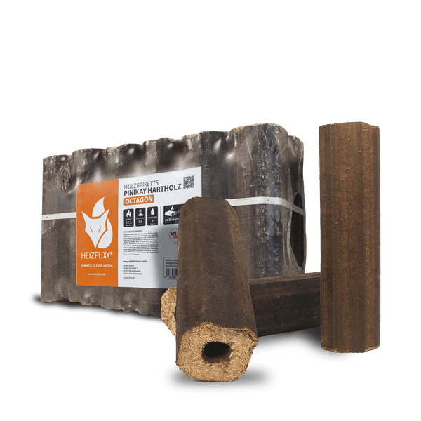 Holzbriketts aus Hartholz Pinikay Octagon achteckig mit Zugloch, eine Packung und drei einzelne Briketts davor. Heizfuxx Logo.