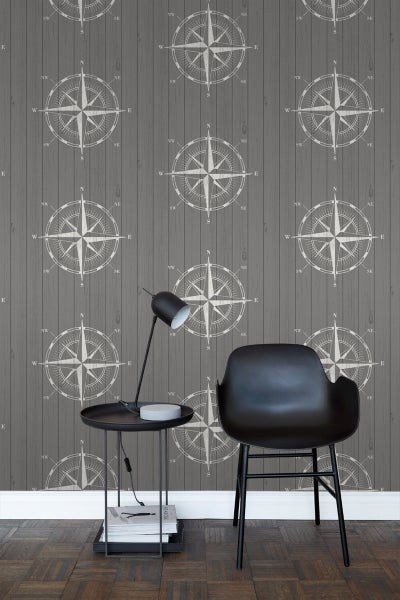 Dekorative Tapete mit Kompassmuster auf Holzplankenoptik im Wohnzimmer