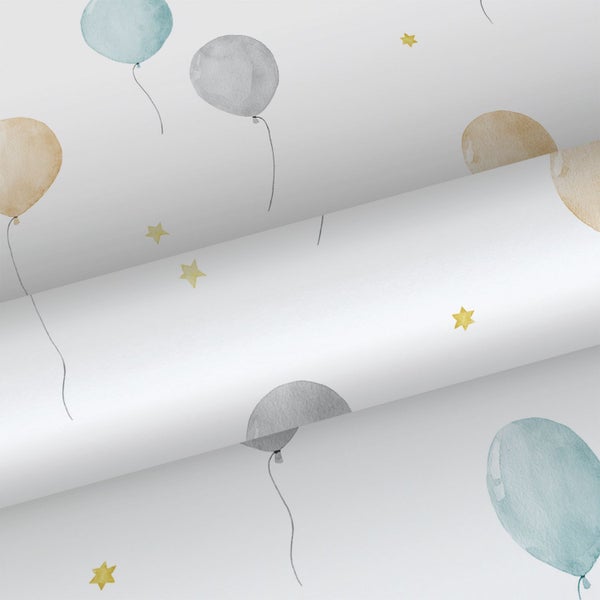 Vliestapete für das Kinderzimmer mit einem Muster aus Luftballons und Sternen im Aquarell-Stil.