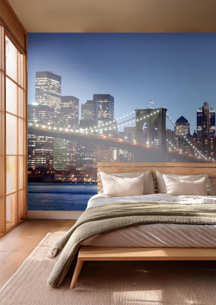 Schlafzimmer mit Fototapete New York bei Nacht und Holzbett