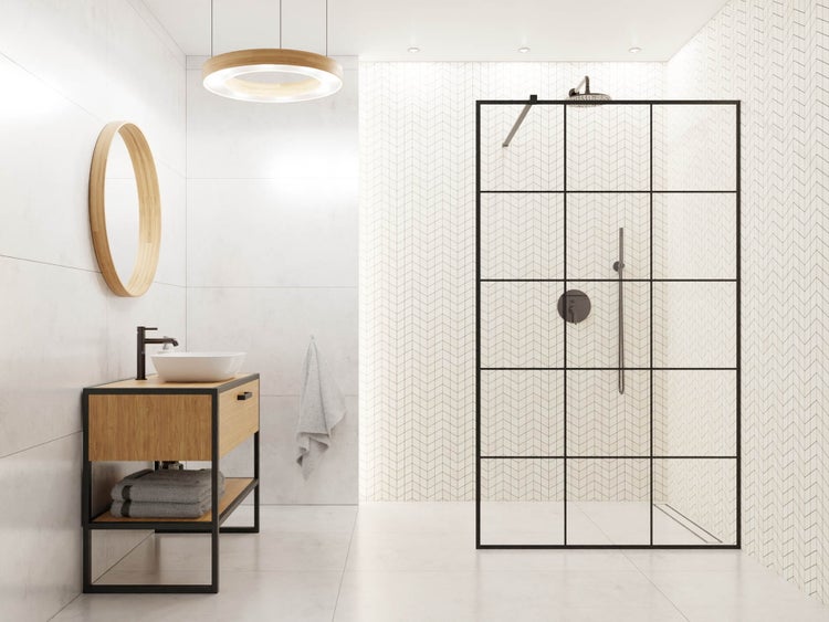 Modernes helles Badezimmer mit begehbarer Dusche mit schwarzer Gittertrennwand Holzwaschtisch mit Aufsatzbecken und rundem Spiegel