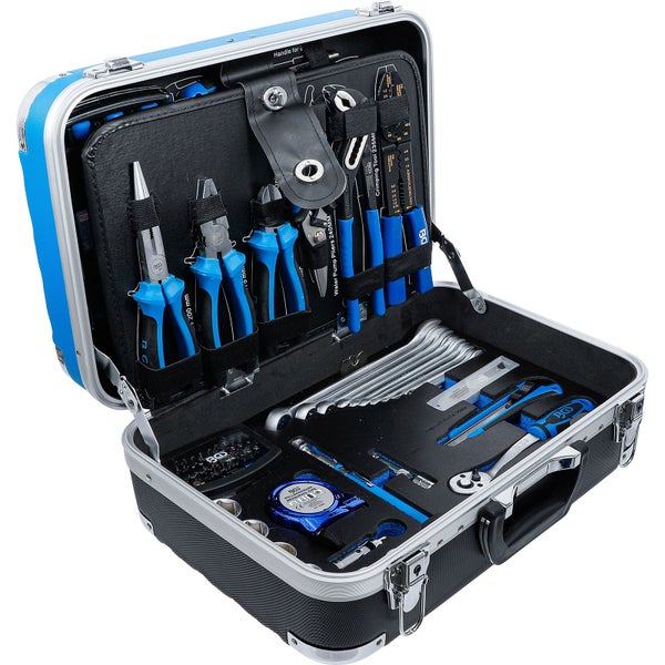 Geöffneter Werkzeugkoffer mit verschiedenen Werkzeugen wie Zangen, Schraubenschlüssel und Messband