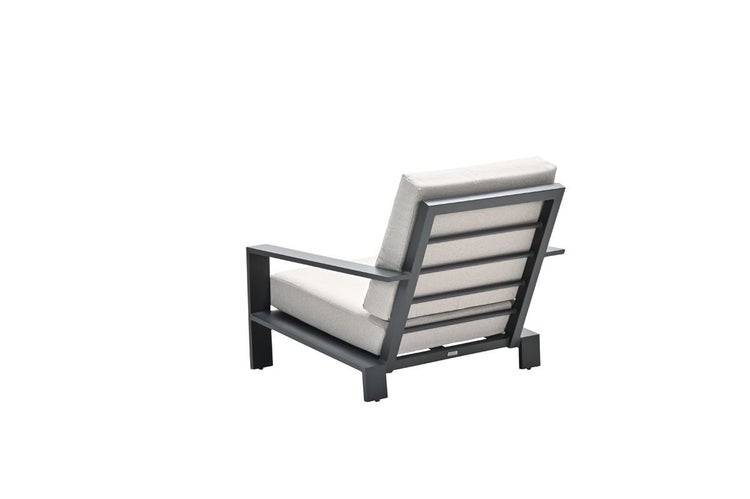 Moderner Garten-Lounge-Sessel mit anthrazitfarbenem Metallgestell und hellen Kissen, Rückansicht.