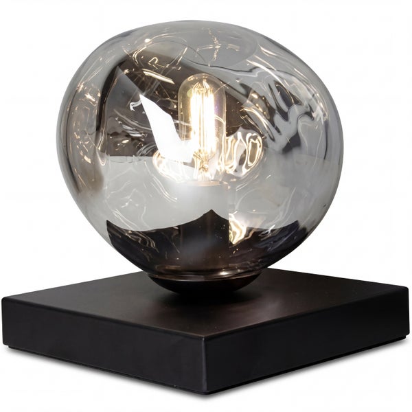 Moderne Tischleuchte mit schwarzem quadratischem Sockel und unregelmäßig geformtem Schirm aus Rauchglas inklusive LED-Leuchtmittel.