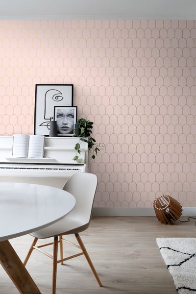 Heller Raum mit rosa gemusterter Tapete, Klavier, Esstisch und Dekoration