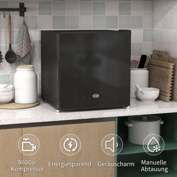 Schwarzer Minikühlschrank auf einer Küchenarbeitsplatte. Symbole für R600a-Kompressor, energiesparend, geräuscharm und manuelle Abtauung.