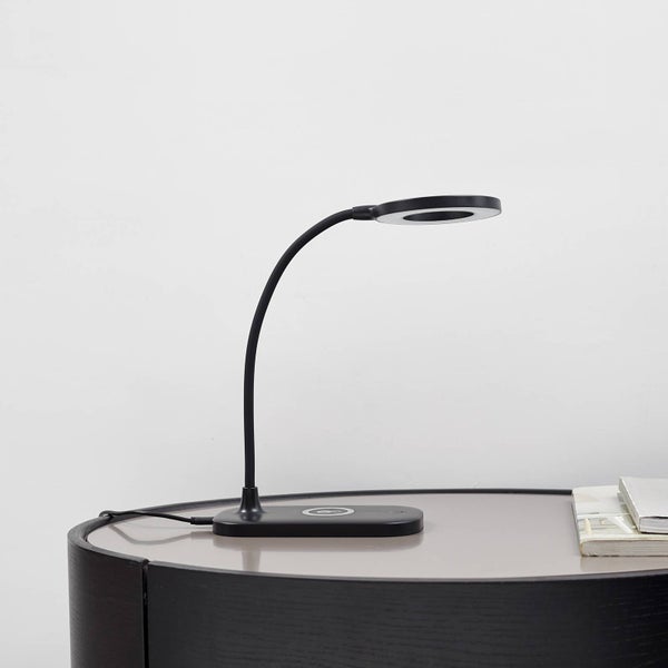 Nahaufnahme einer runden mattschwarzen Wandleuchte aus Metall.